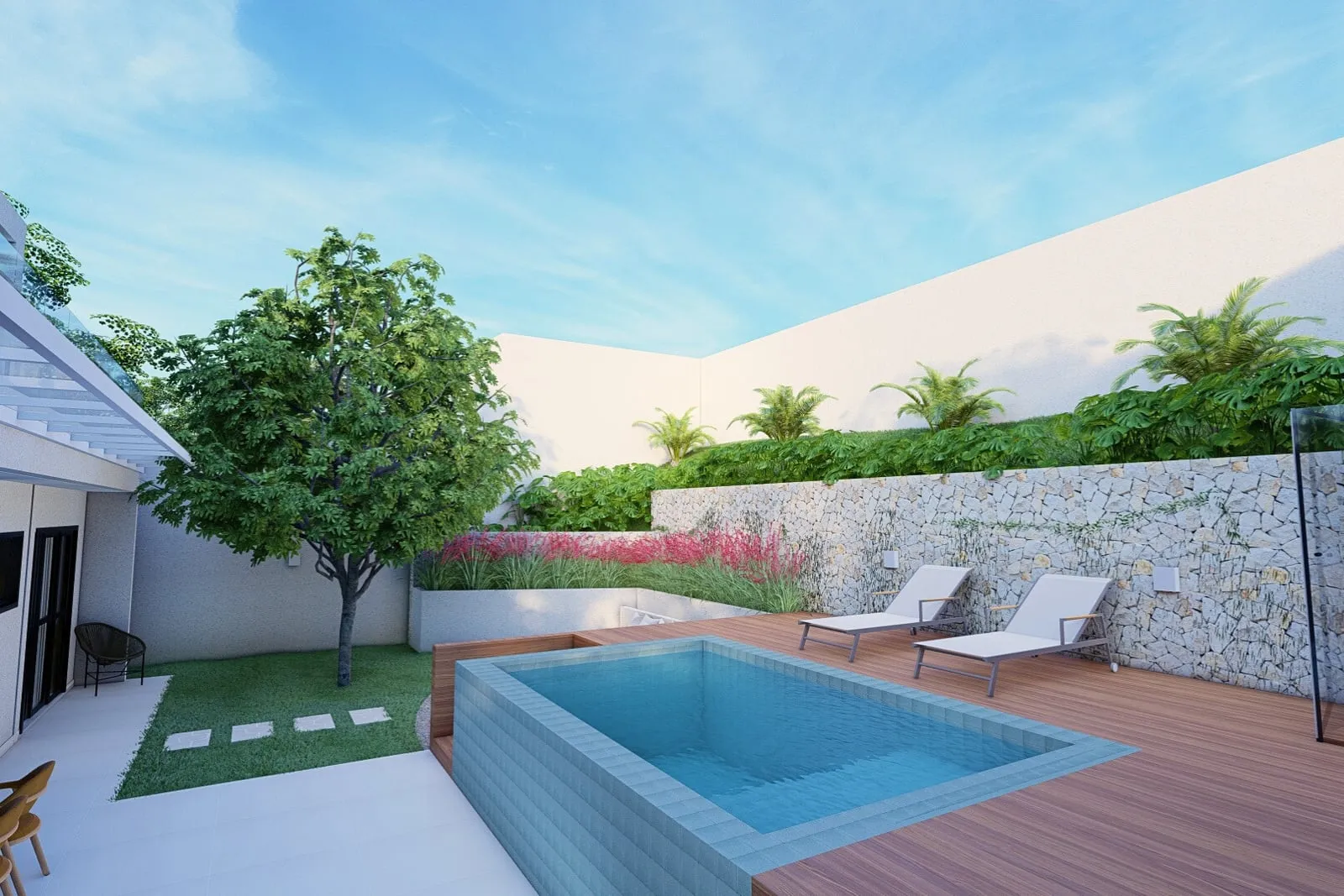 Piscina com deque de madeira, espreguiçadeiras e muro em pedra com vegetação.