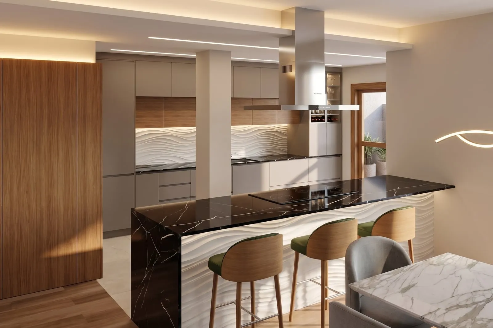 Cozinha com ilha em mármore preto, revestimento ondulado retroiluminado, marcenaria clara e banquetas em madeira.